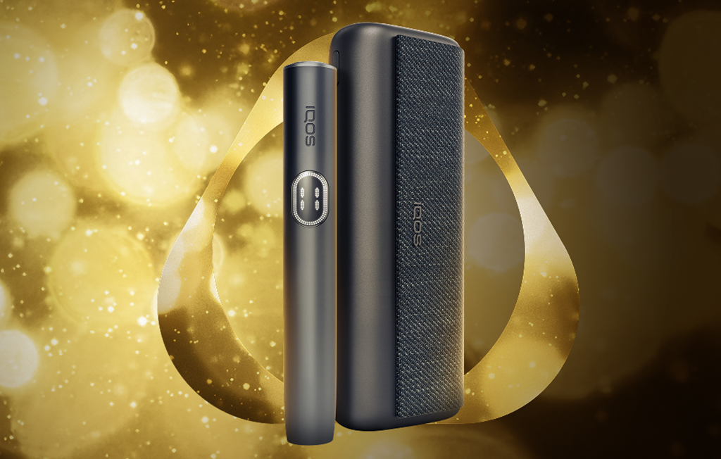 Imagem de um IQOS ILUMA i Prime Azul Escurosobre um fundopreto com detalhesdourados.