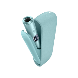 Dispositivo IQOS ILUMA i Azul Claro dentro do carregador de bolso aberto, na vertical