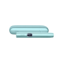 Dispositivo IQOS ILUMA i Azul Claro e carregador de bolso, lado a lado. Vista lateral