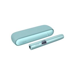 Dispositivo IQOS ILUMA i Azul Claro paralelo ao carregador de bolso, orientados para a direita