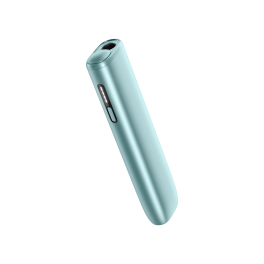 Dispositivo IQOS ILUMA i ONE Azul Claro, na vertical, orientado para a esquerda