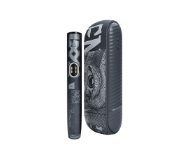 Dispositivo e carregador IQOS ILUMA i com design cinza artístico inspirado em arte urbana, exibidos lado a lado.