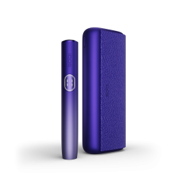 Dispositivo IQOS ILUMA i PRIME Roxo e carregador de bolso, na vertical e paralelos.