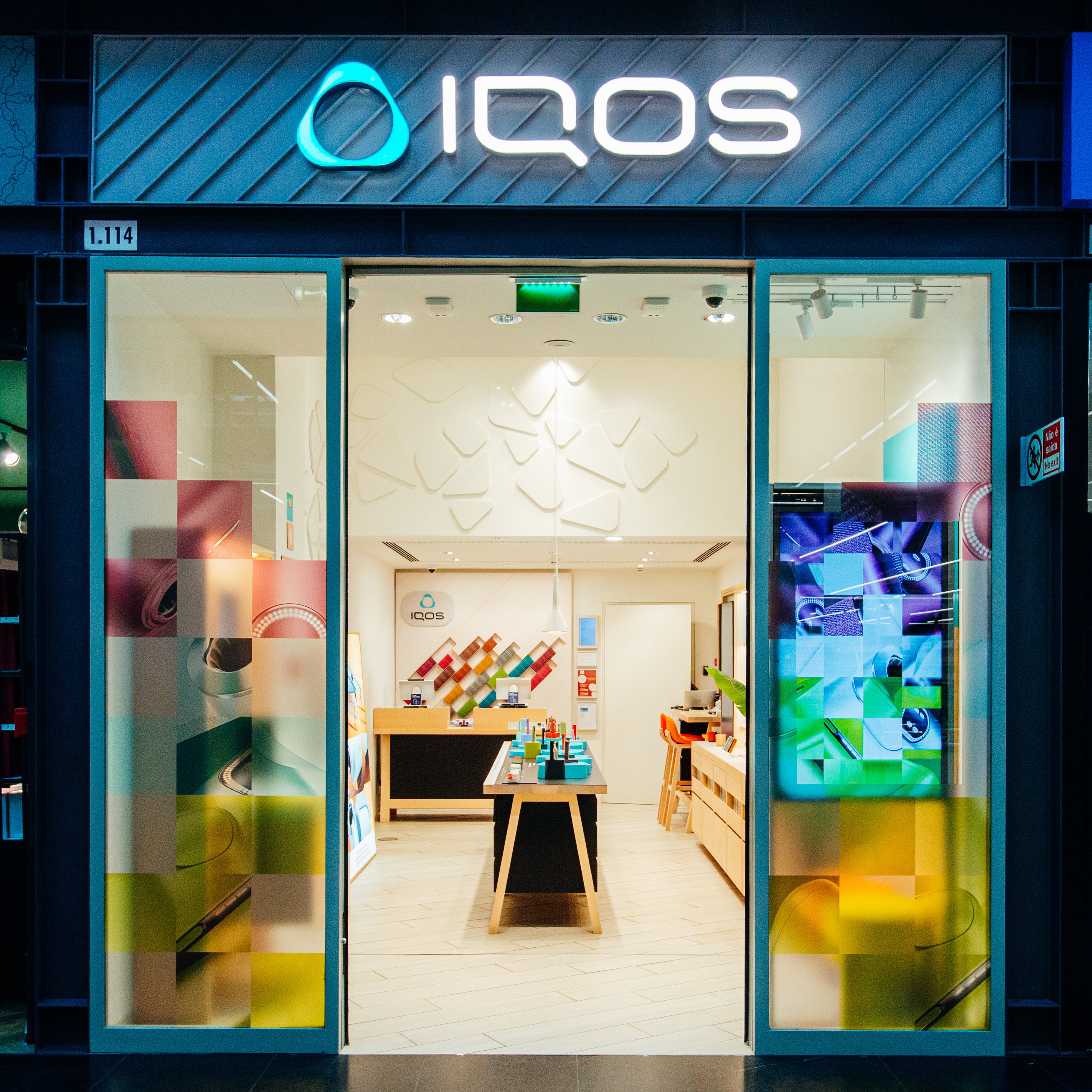 Um equipamento IQOS ILUMA PRIME verde aberto.