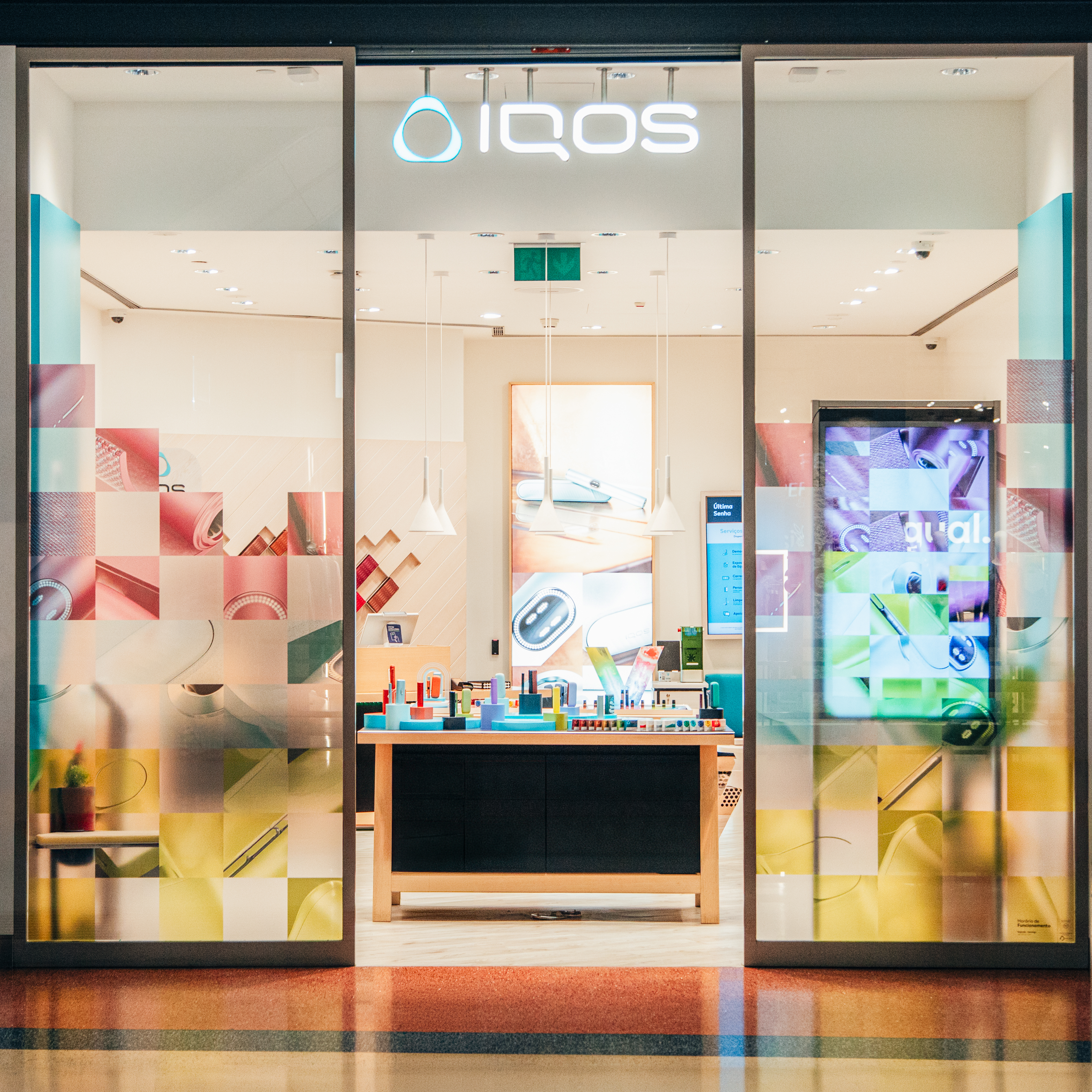 Uma caixa IQOS por abrir em cima de uma mesa.
