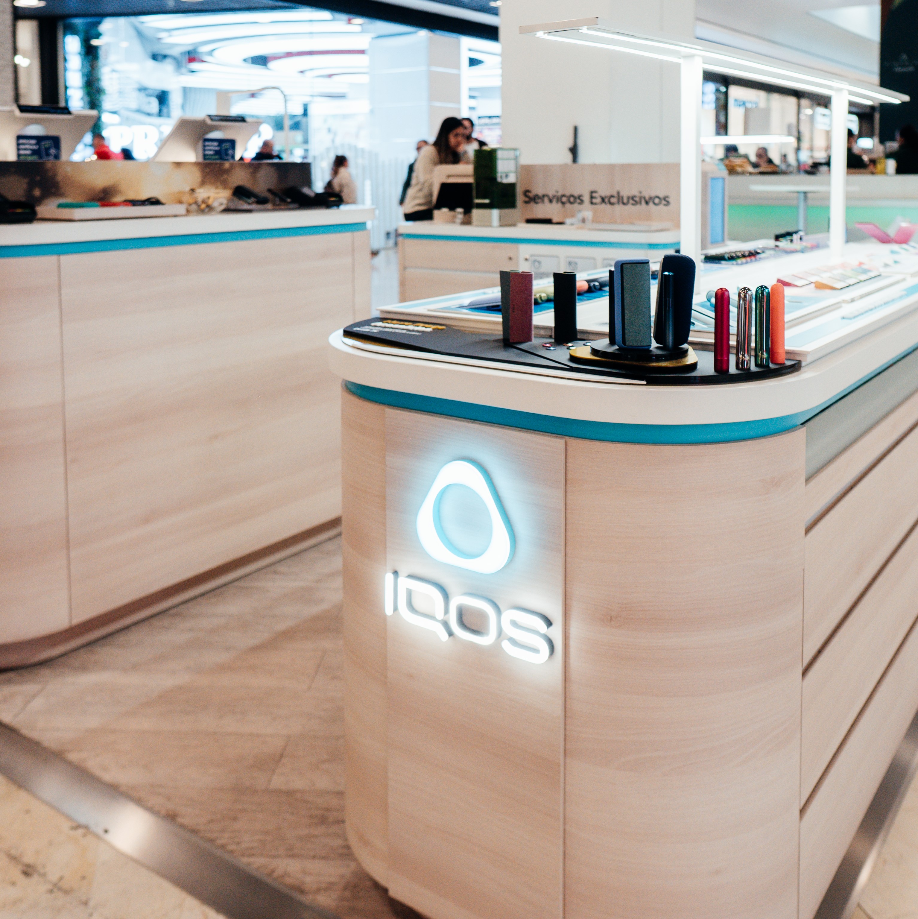 Uma caixa IQOS por abrir num tapete.