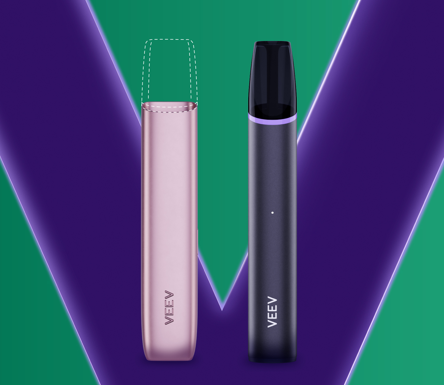 Detalhe de V de VEEV luminoso em roxo centrado em imagem de  fundo verde com dois dispositivos lado a lado e na vertical. À esquerda um dispositivo VEEV ONE na cor rosa  com recarga simulada a picotado e à direita o dispositivo VEEV NOW ULTRA sabor Mirtilo e Framboesa.