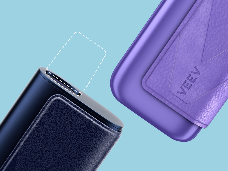 Um dispositivo aproximado VEEV ONE PLUS em violeta, parte inferior com logo e um dispositivo aproximado VEEV ONEPLUS em preto, parte superior com recarga a tracejado, orientados para a direita, em fundo azul claro.