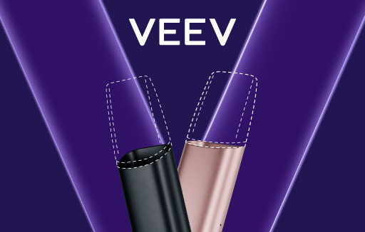 Imagem com dois dispositivos VEEV ONE centrados na imagem e aproximados, um rosa orientado para cima do lado direito e outro preto, orientado para cima do lado esquerdo. Ambos com parte superior, com recarga a tracejado, com letra V em roxo, em fundo roxo escuro.