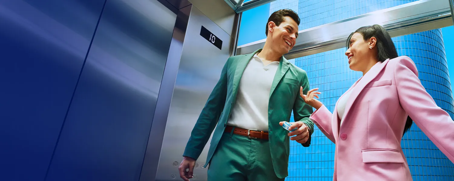 zyn pe masa langa o sapca